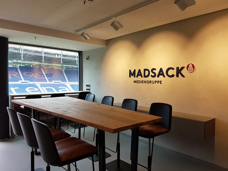 Moderner Besprechungsraum der MADSACK Mediengruppe mit Blick ins Stadion, Referenz von farbgestalt