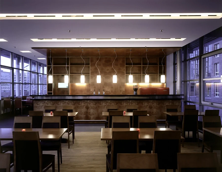 Moderne Innenraumgestaltung einer Bar oder eines Cafés als Referenzprojekt von Farbgestalt