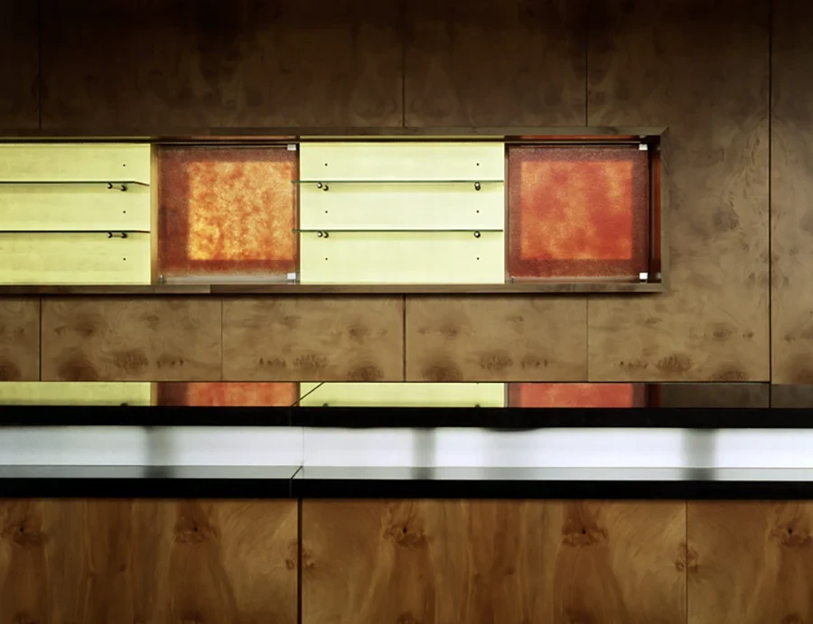Farbgestalt Referenzen – modernes Interieur mit Holz und Glasregalen