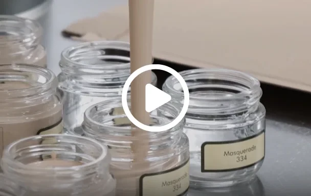 Video-Teaser – Abfüllung von Foundation in Glastiegel Video-Teaser: Cremige Foundation wird in Glastiegel abgefüllt