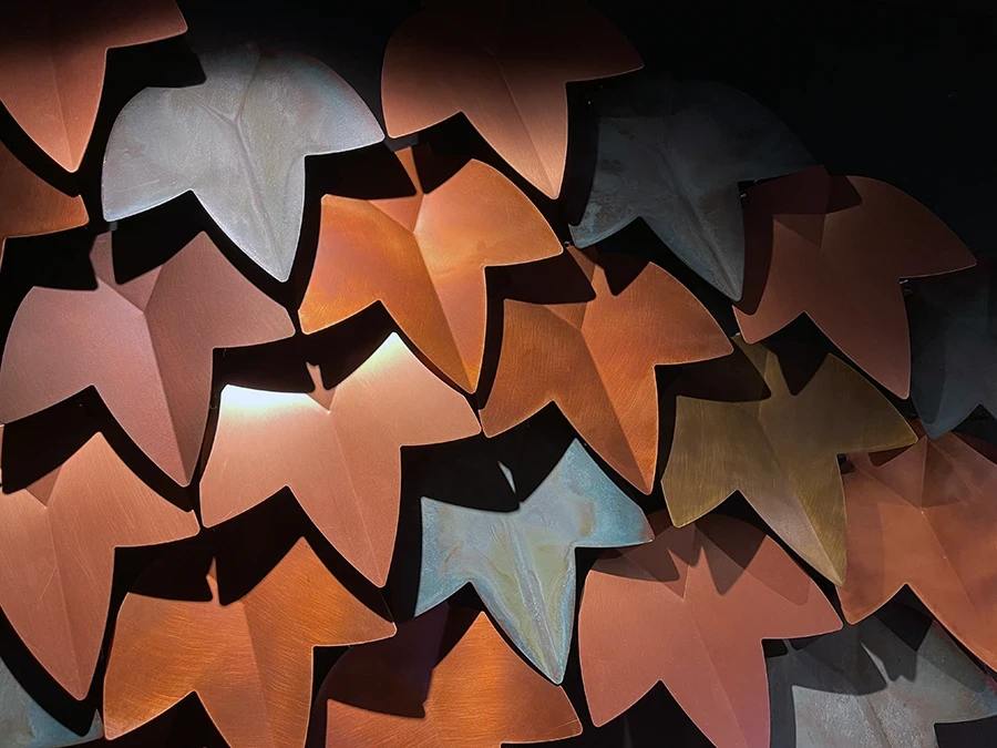Detailansicht einer Installation aus der Ausstellung Farbgestalt mit abstrakten, farbigen Metallformen