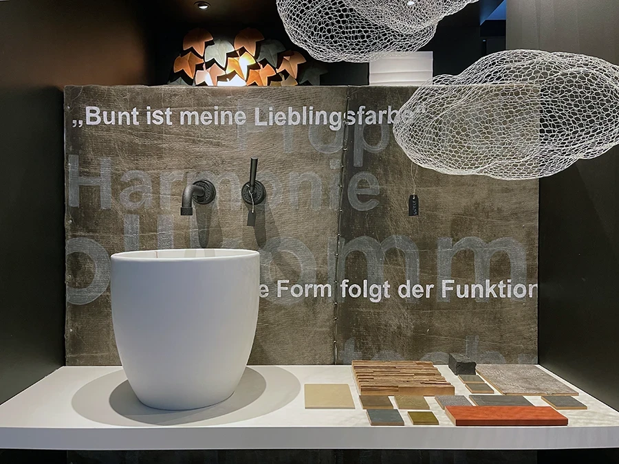 Moderne Ausstellung Farbgestalt mit Design-Waschbecken, Wandinstallation und Farbmustern