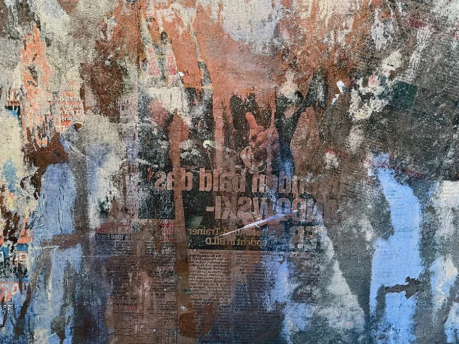 Abstraktes Kunstwerk mit Collage-Elementen aus der Ausstellung Farbgestalt, Mischtechnik auf Papier mit Texturen und Zeitungsausschnitten