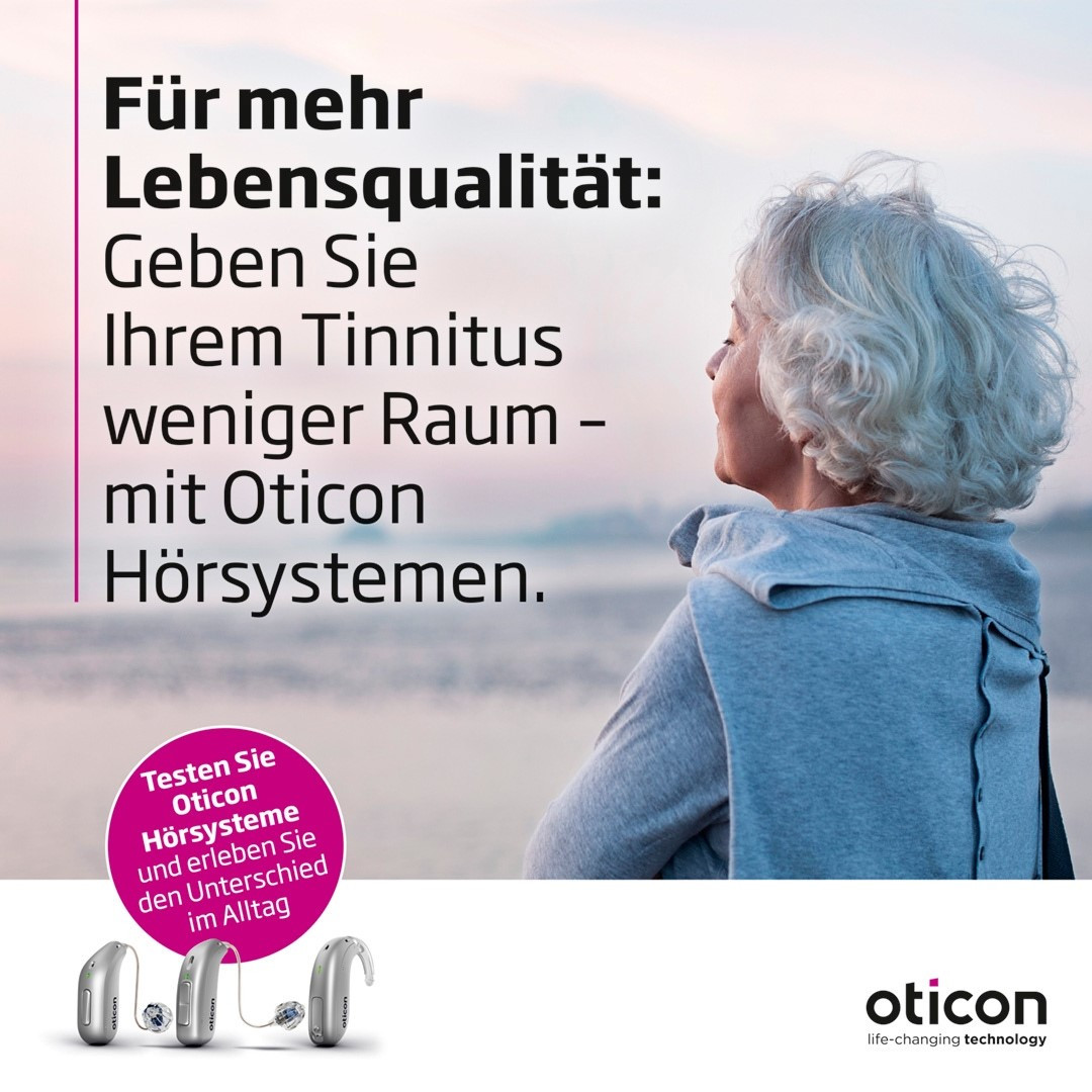 Ältere Frau am Meer mit Oticon Hörsystemen zur Tinnitus-Behandlung und Lebensqualitätssteigerung.