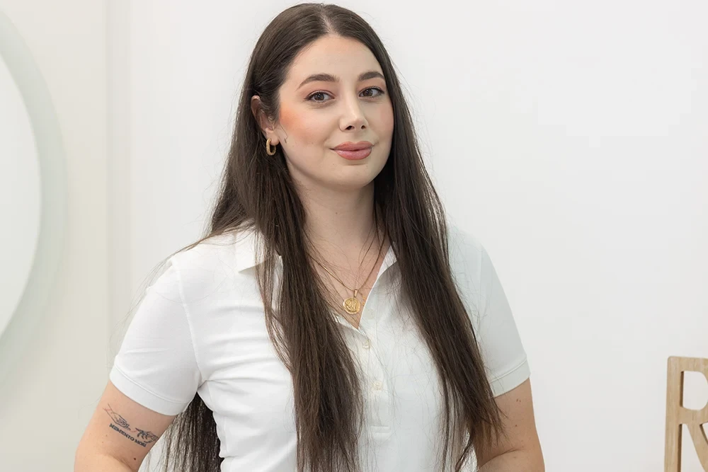 Kosmetikerin Ashkhen in weißem Shirt mit langen Haaren