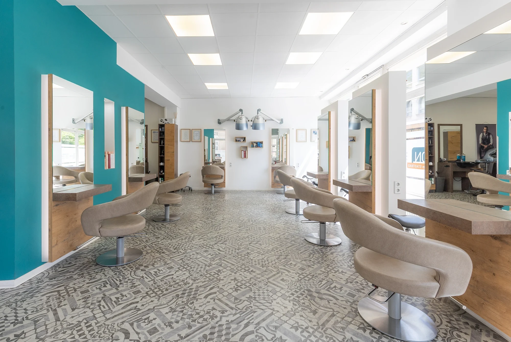 Moderner Friseursalon mit mehreren Frisierplätzen als Header-Bild für FAQ-Bereich