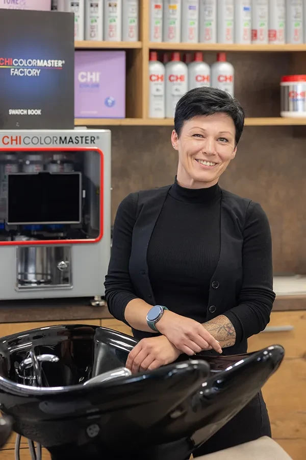 Martina im Friseursalon am Waschbecken vor CHI Color Master