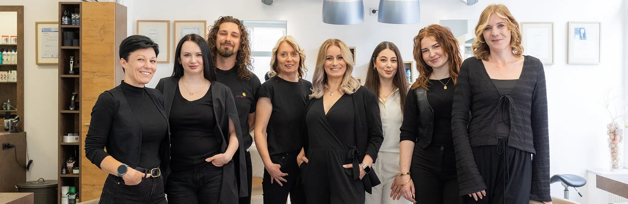 Teamfoto vom Salon am Stadtbad – Gruppenbild der Mitarbeiterinnen und Mitarbeiter