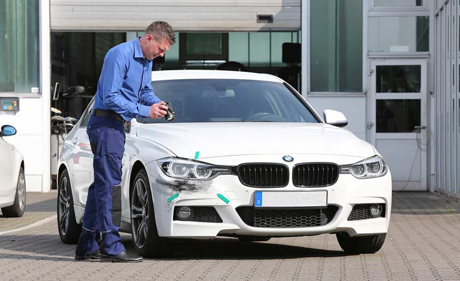 KFZ-Gutachten in Werkstatt bei Autoservice Velten in Bruchsal – Gutachter prüft beschädigtes Auto