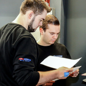 Zwei Mitarbeiter besprechen Dokumente in einem modernen Büro