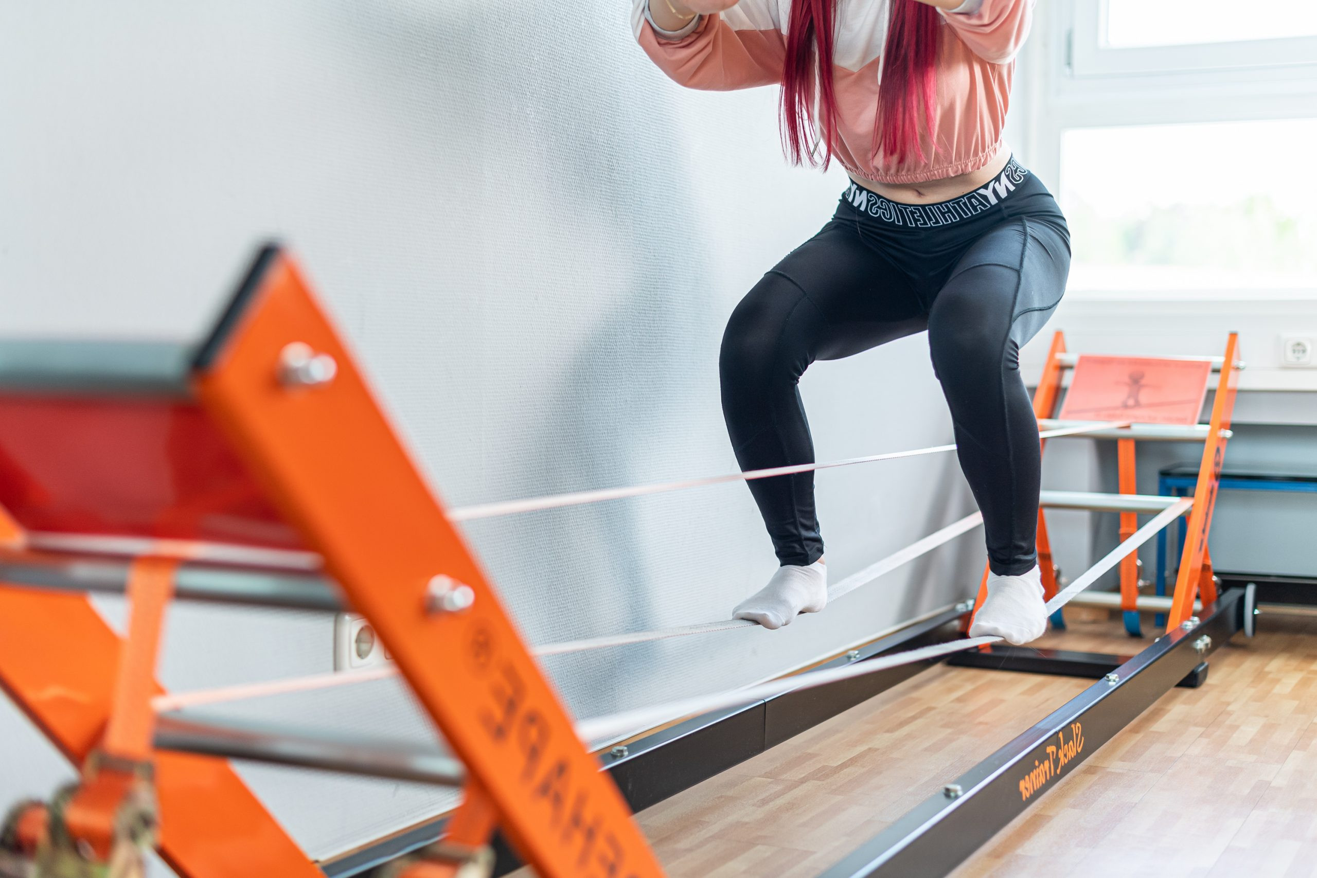 Person trainiert auf einer Reha-Slackline zur Rehabilitation und Gleichgewichtsübung