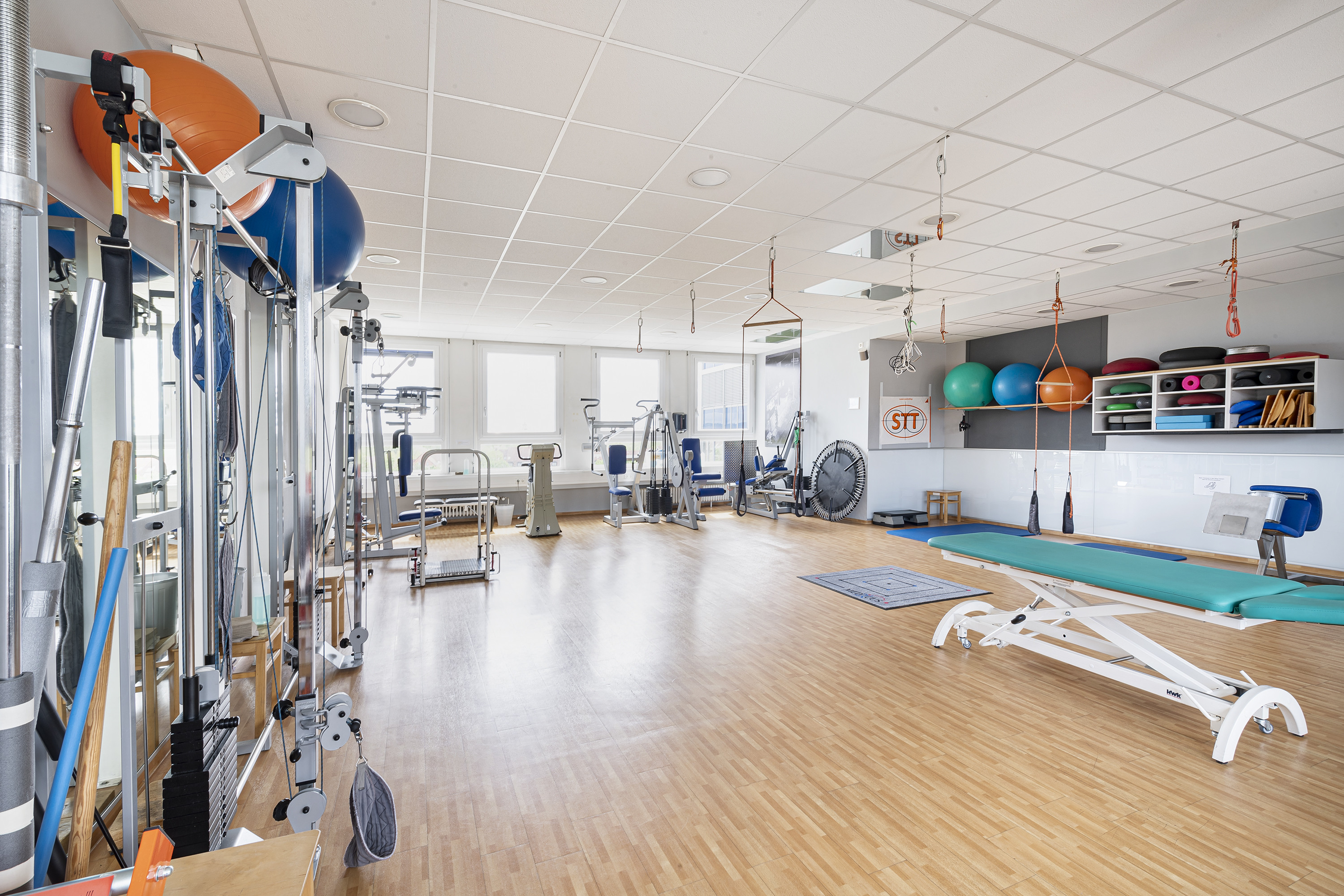 Trainingsraum bei Reha Medicus mit modernen Reha- und Fitnessgeräten