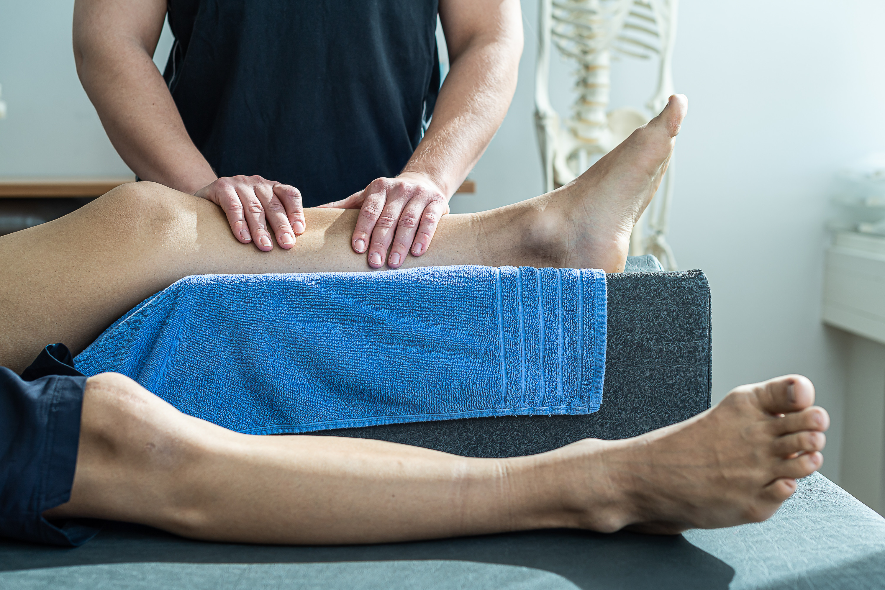 Lymphdrainage an einem Bein in einer physiotherapeutischen Praxis