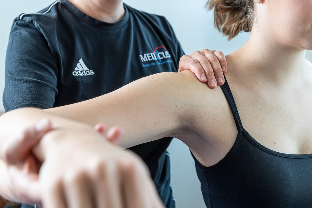 Physiotherapeutische Reha-Übung für die Schulter bei MEDICUS