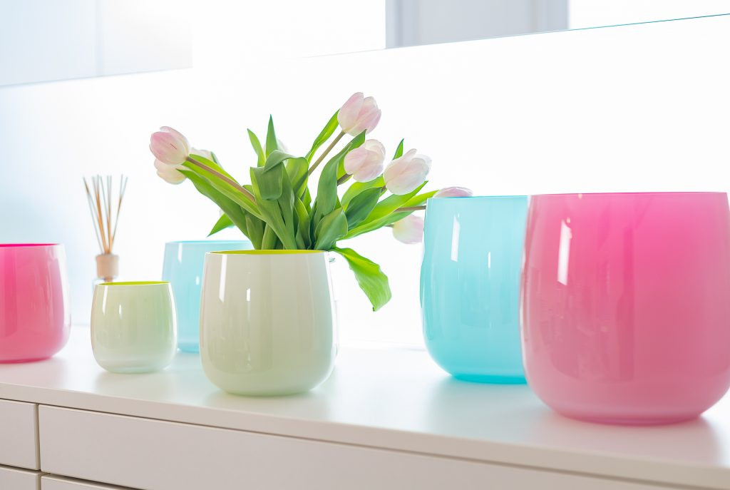 Moderne Deko mit Tulpen in bunten Vasen bei Reha Medicus