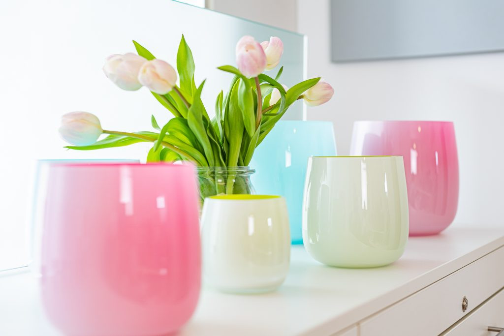 Moderne und freundliche Dekoration mit bunten Vasen und Tulpen bei Reha Medicus