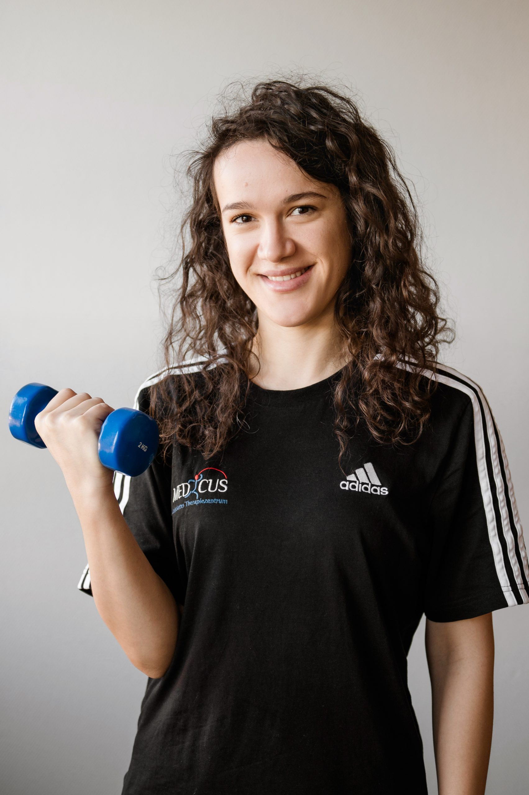 Esmelina Axhami beim Training mit einer Hantel im MEDICUS Therapiezentrum