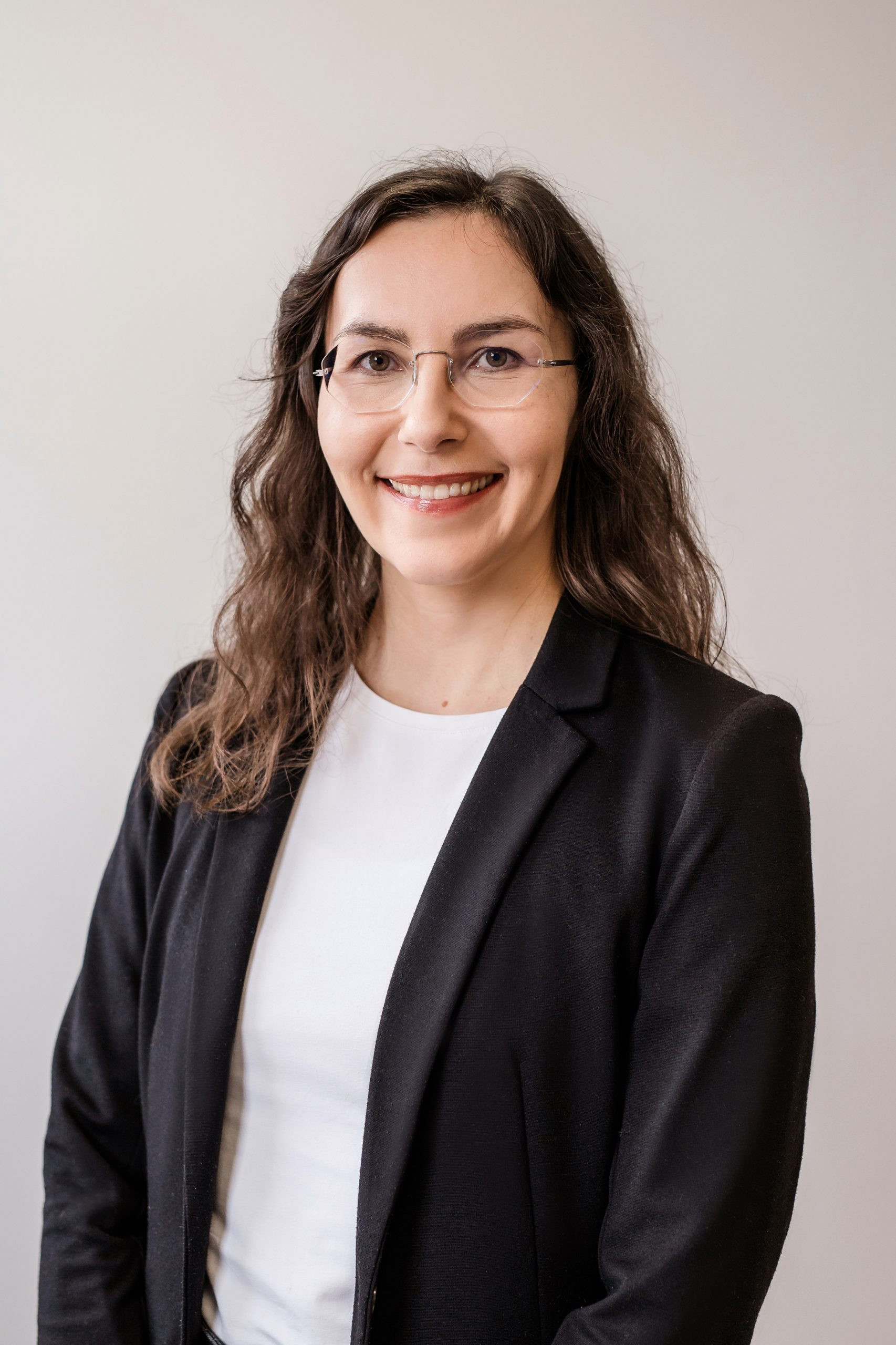 Porträtfoto von Johanna mit Brille und schwarzem Blazer