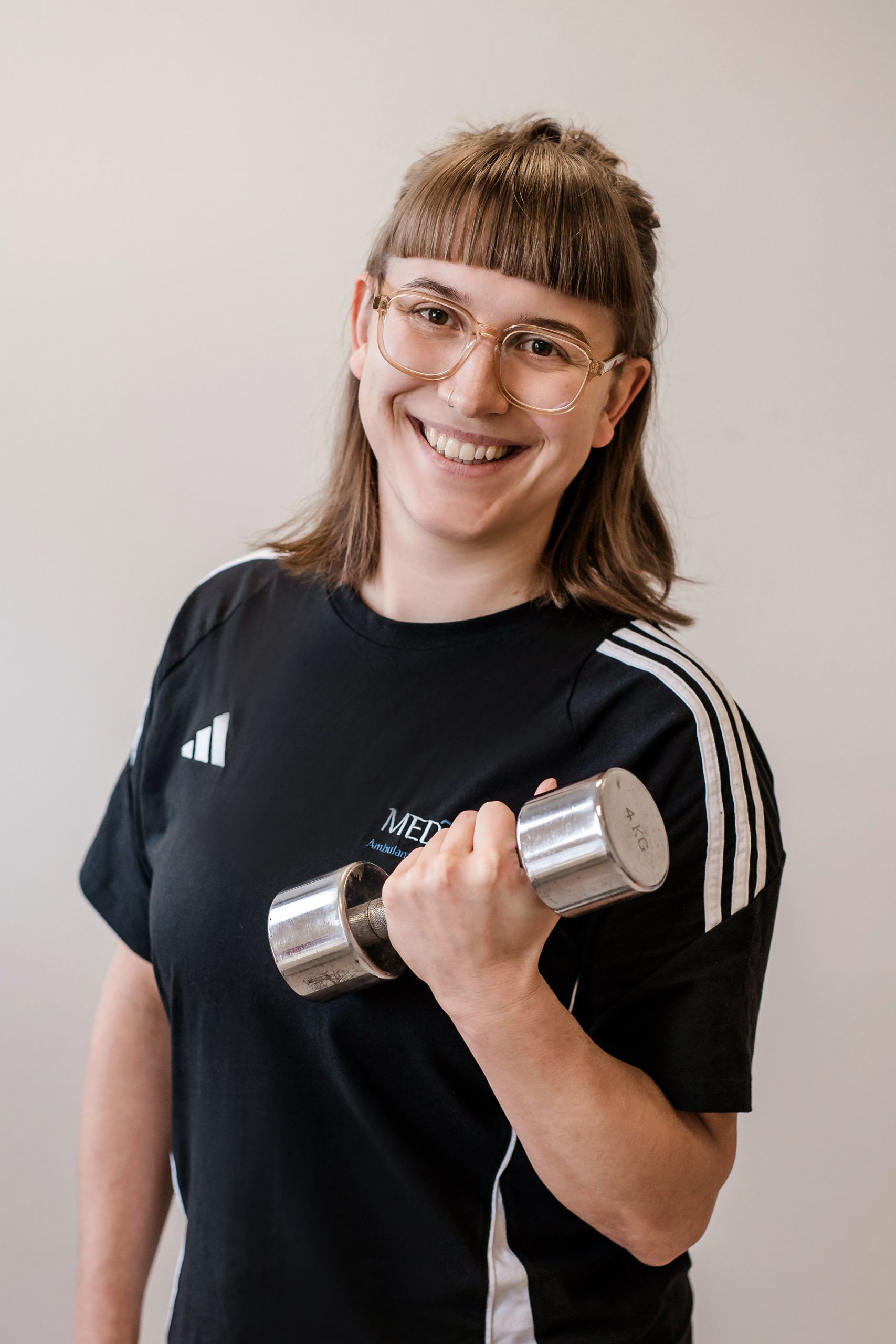 Laura beim Training mit einer Hantel im Fitnessstudio