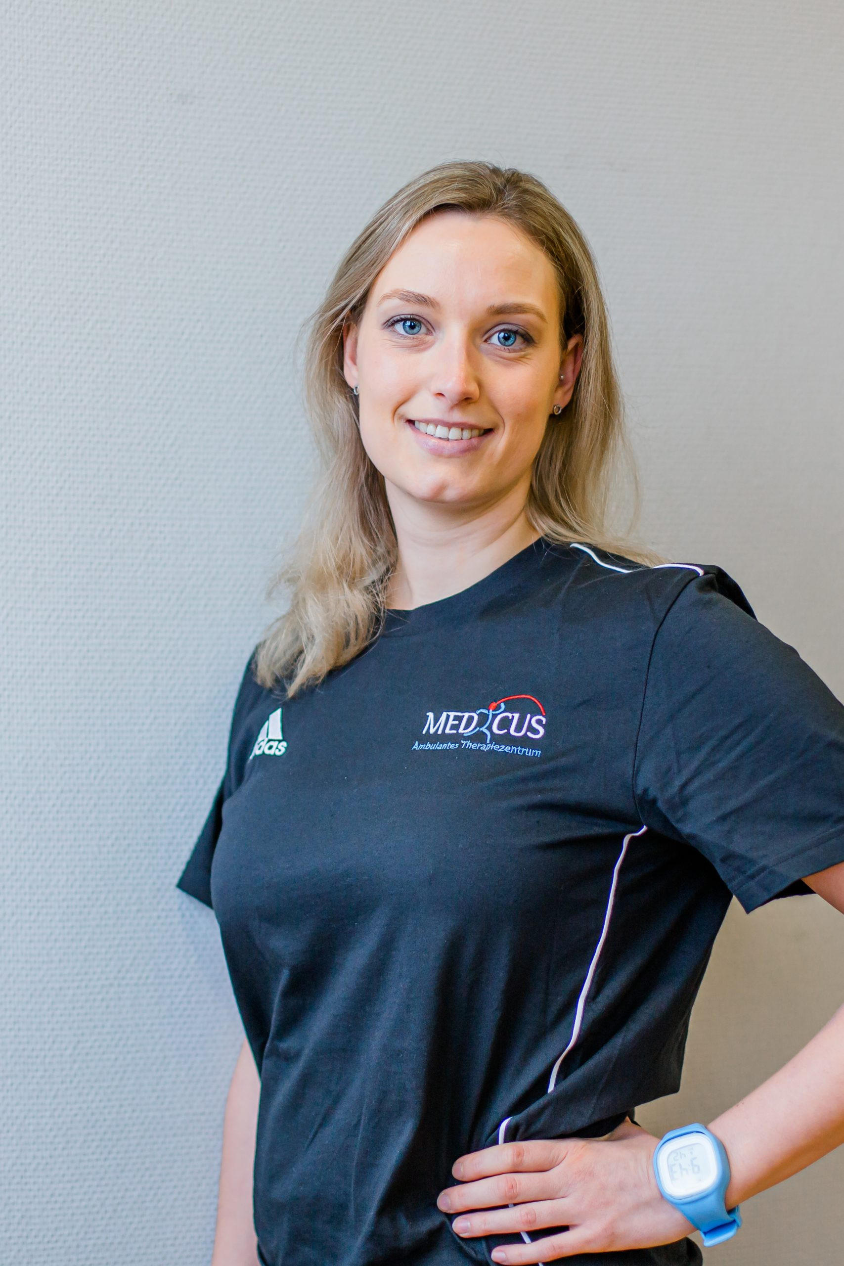 Mitarbeiterin im MEDICUS Ambulantes Therapiezentrum mit Adidas Shirt, liebeimblick-8-von-37-scaled.jpg