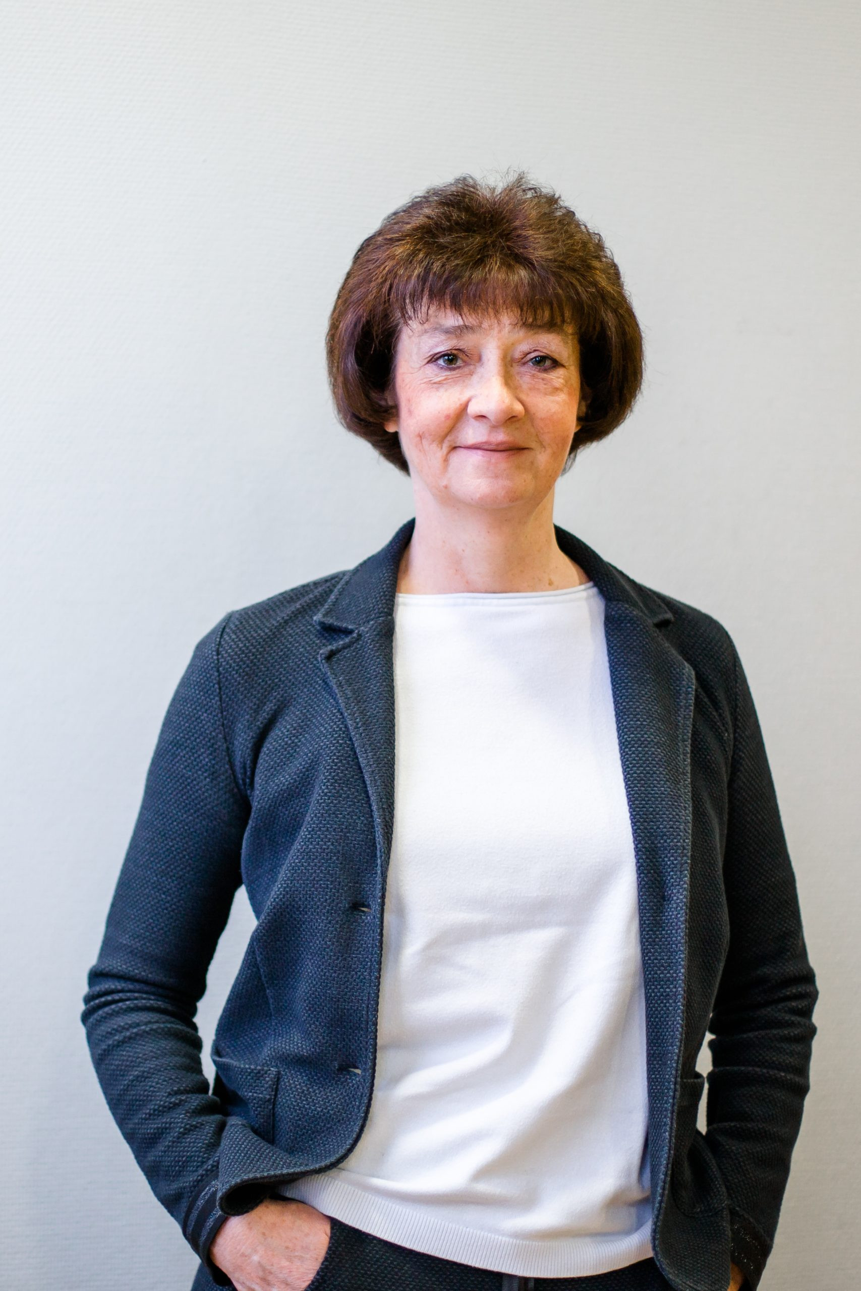 Porträt einer Frau mit weißem Shirt und dunklem Blazer, liebeimblick-Serie