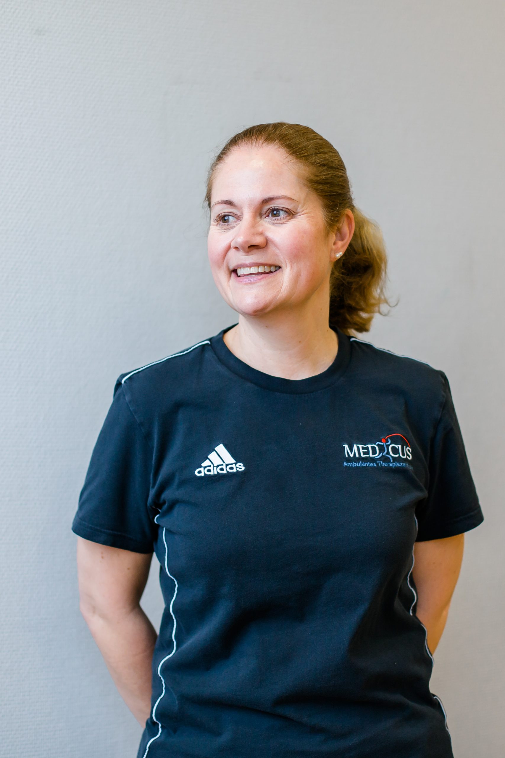 Frau im MEDICUS T-Shirt von Adidas, liebeimblick-29-von-30-scaled