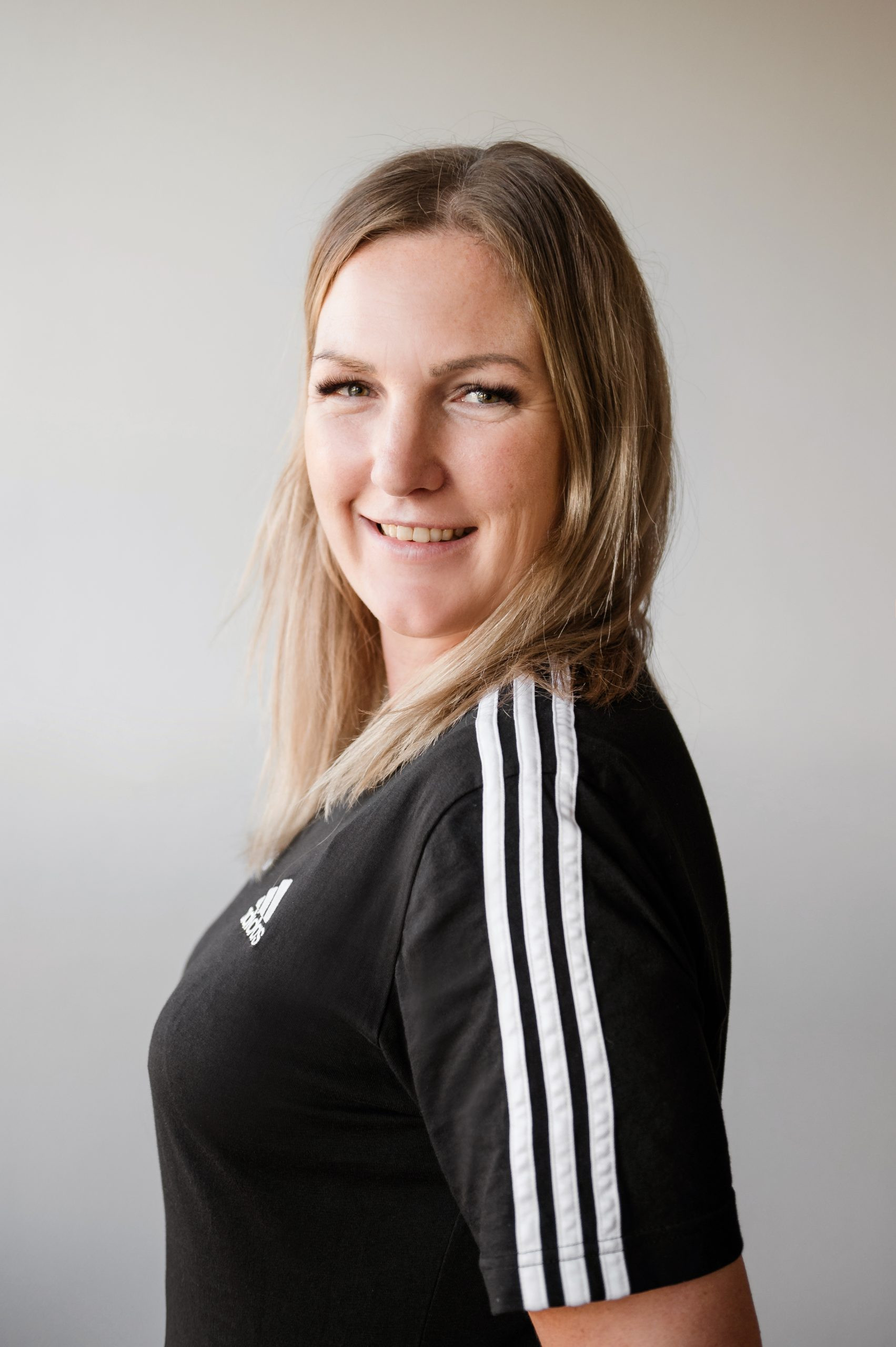 Portrait von Sandra Werstler im schwarzen Adidas-Shirt