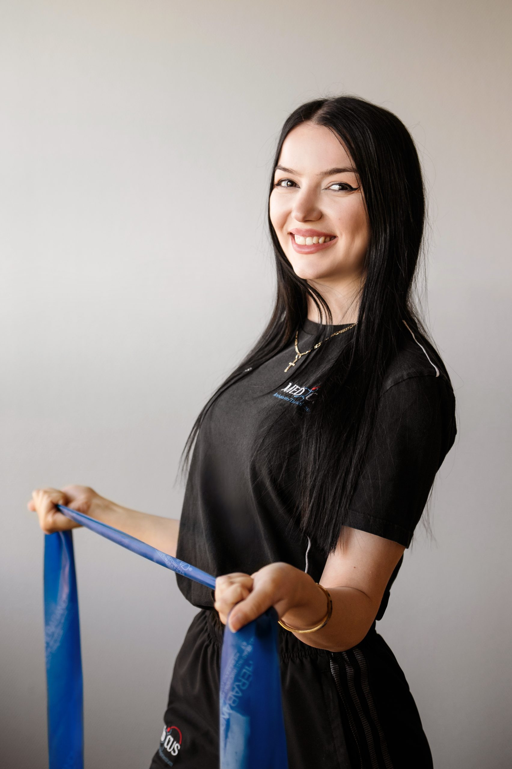Selina Norja lächelt und hält ein blaues Trainingsband in den Händen