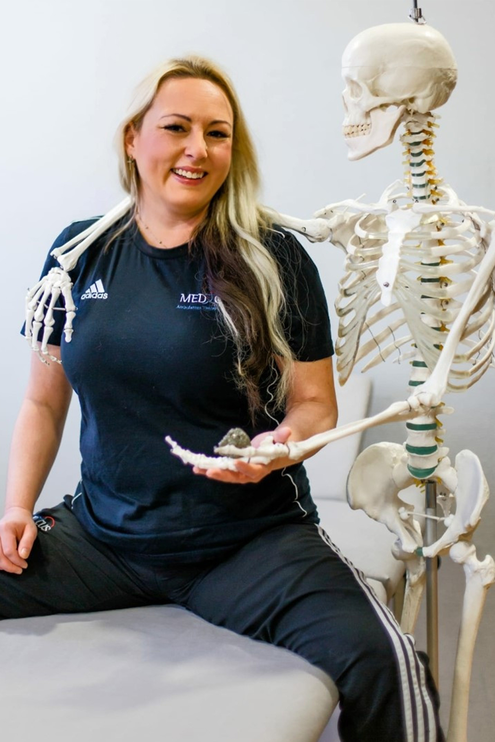 Elisabeth mit Skelettmodell in medizinischer Trainingsumgebung