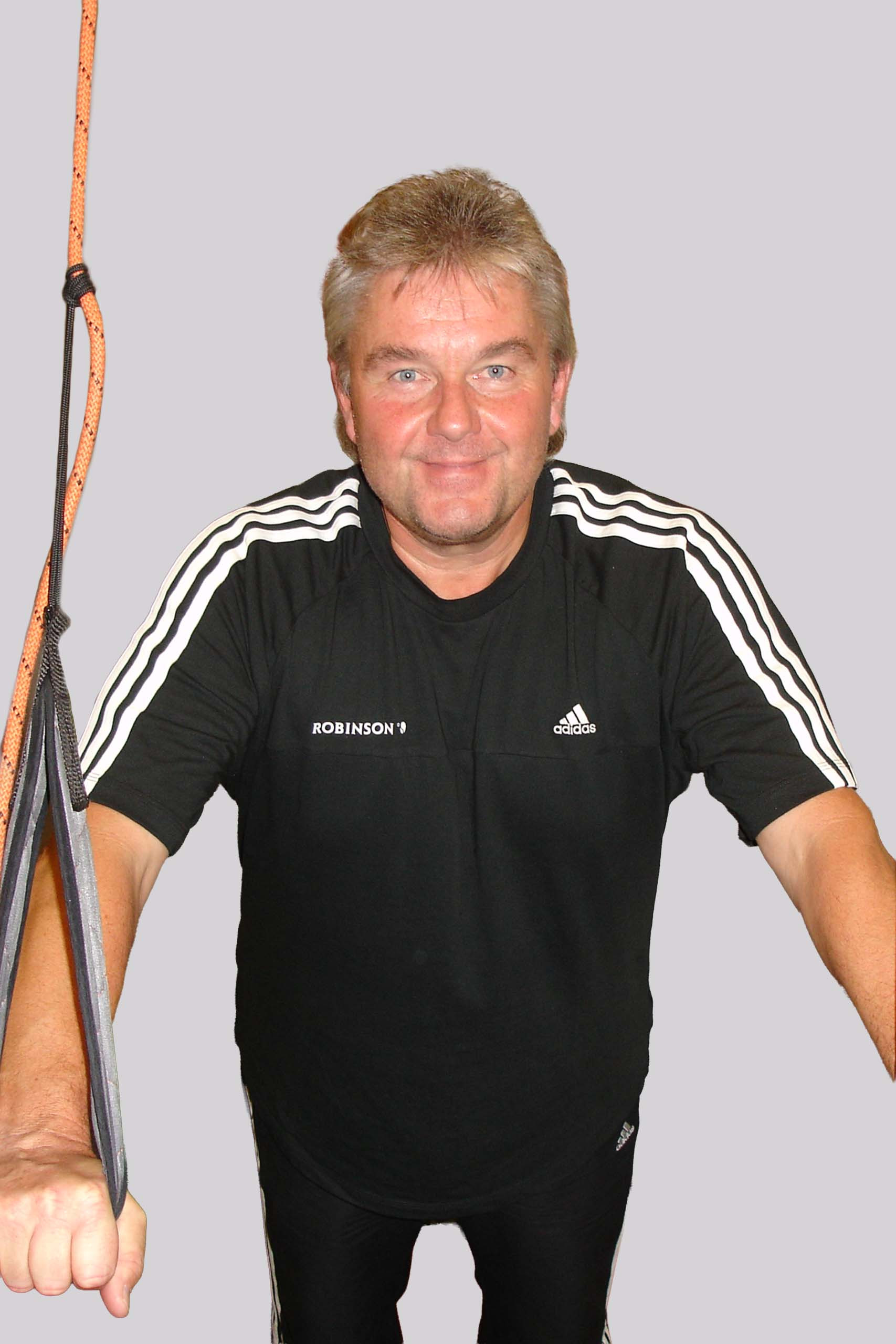 Mitarbeiter 2 in schwarzem Adidas-Shirt mit Robinson-Logo bei der Arbeit