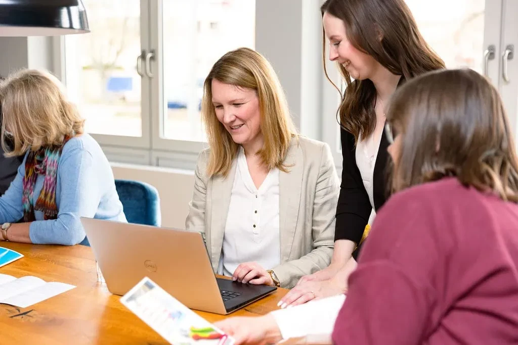 Mitarbeiterinnen der Kreishandwerkschaft Braunschweig bei der Teamarbeit am Laptop