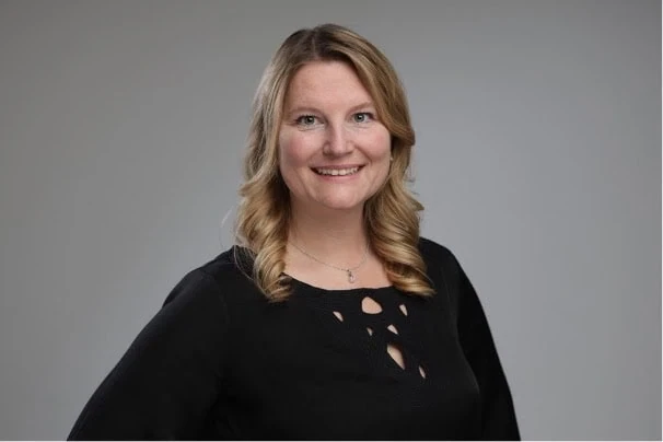 Portrait von Nadine Podzun vor grauem Hintergrund