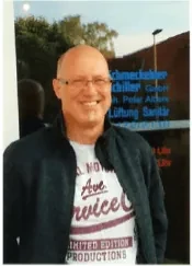 Porträt von Peter Albers vor einem Schaufenster