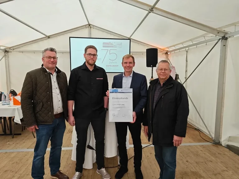 75 Jahre Elektro Ohlhoff GmbH – Jubiläumsfeier mit Ehrenurkunde Die Elektro Ohlhoff GmbH feiert 75-jähriges Jubiläum – Gruppenfoto mit Ehrenurkunde bei der Jubiläumsfeier