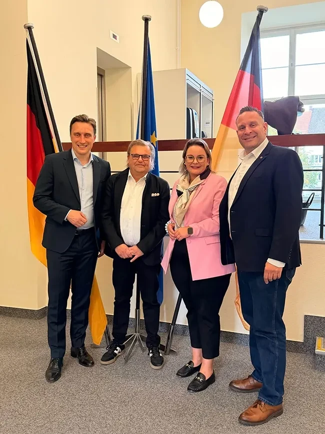 Handwerkspolitischer Austausch mit Sebastian Lechner – Gruppenfoto vor Flaggen Gruppenfoto beim handwerkspolitischen Austausch mit Sebastian Lechner, vor deutschen und europäischen Flaggen.