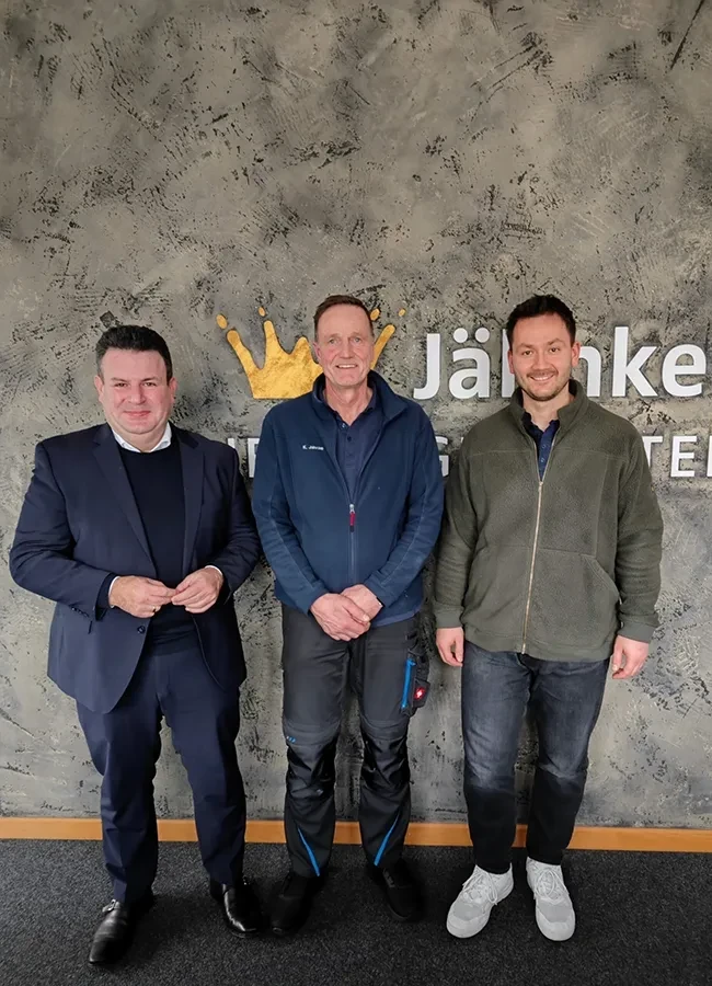 Hubertus Heil zu Besuch im Gifhorner Handwerksbetrieb Jähneke – Gruppenfoto Hubertus Heil besucht Gifhorner Handwerksbetrieb Jähneke – Gruppenfoto vor dem Firmenlogo
