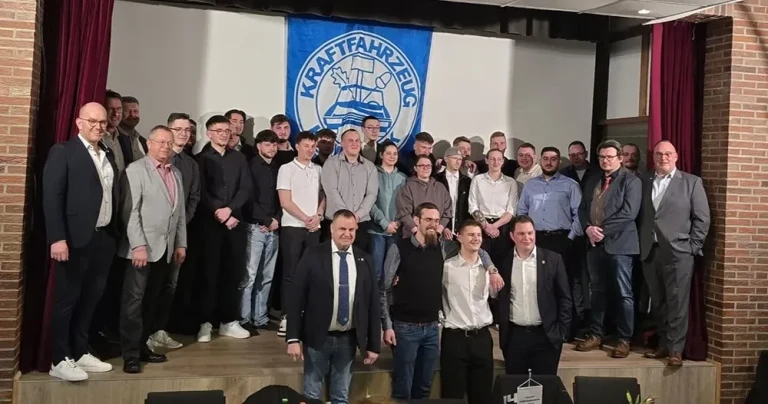 24 neue Kfz-Mechatroniker im Landkreis Gifhorn – Gruppenfoto bei der Abschlussfeier Gruppenfoto von 24 neuen Kfz-Mechatronikern im Landkreis Gifhorn bei der Abschlussfeier