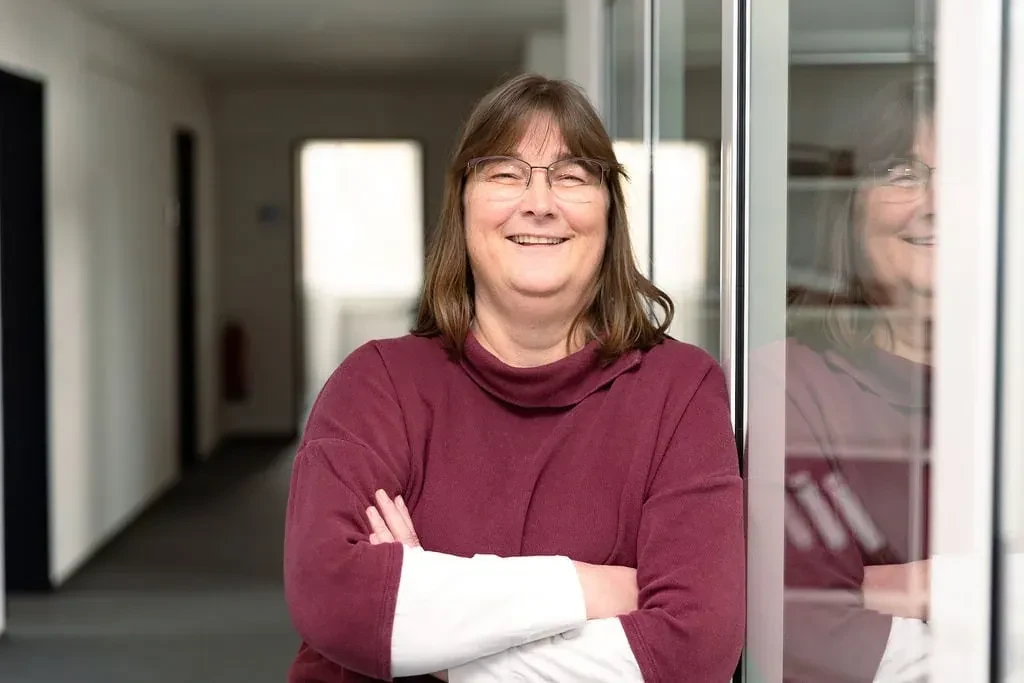 Portrait von Kerstin Cords, lächelnde Frau mit Brille und verschränkten Armen