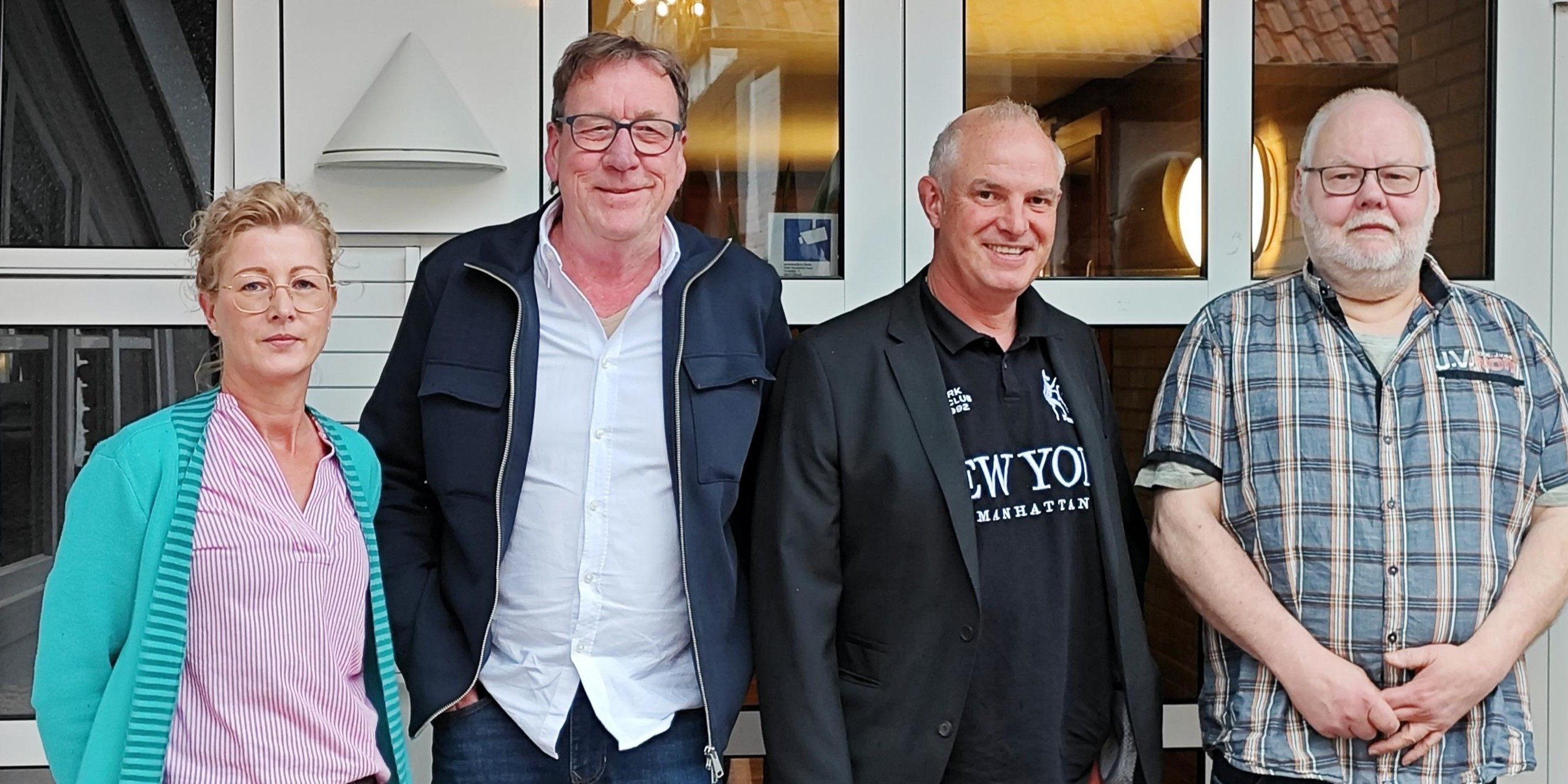 Neuer Vorstand der Friseure im Mai 2026, Gruppenfoto vor einem Gebäude