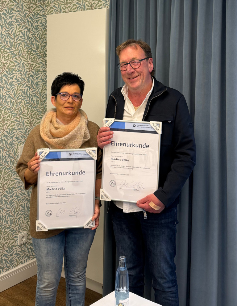 Ehrung von Martina Volke mit Ehrenurkunde Ehrung von Martina Volke mit Ehrenurkunde, zwei Personen halten Urkunden in den Händen