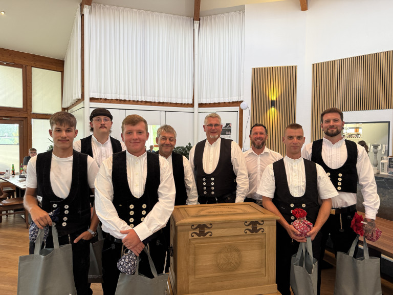 Gruppenfoto zur Freisprechung der Dachdeckerinnung Gifhorn 2026 mit Teilnehmern in traditioneller Kleidung
