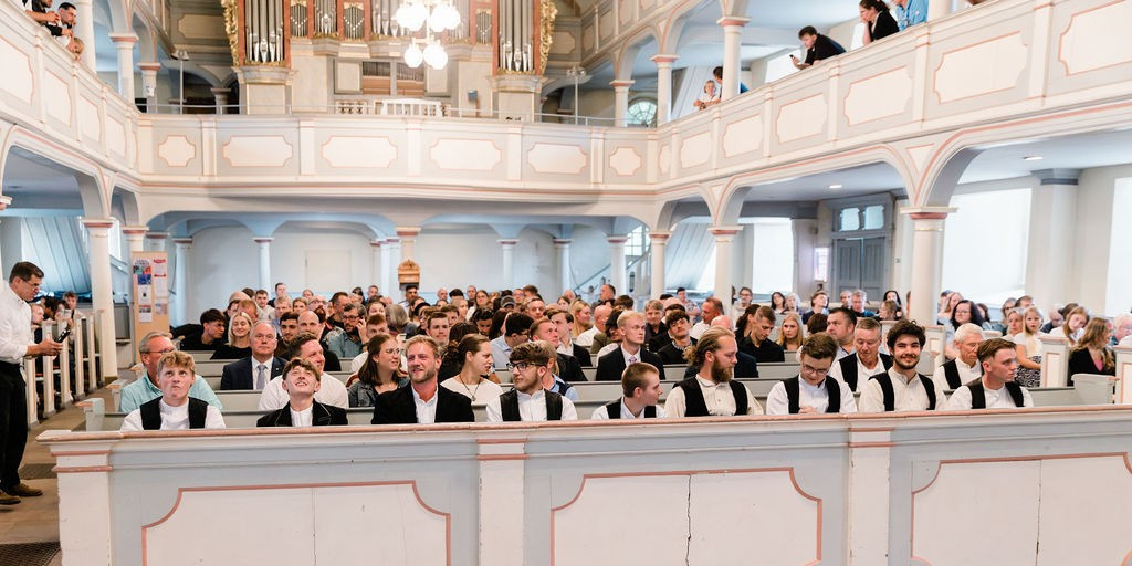 Freisprechung 2026: Startbild einer feierlichen Zeremonie mit vielen Teilnehmern in einer Kirche