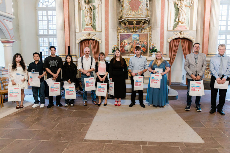 Bäcker-Innung Ehrung – Gruppenfoto in festlicher Kirche Gruppenfoto einer Bäcker-Innung bei einer Ehrung in einer festlichen Kirche