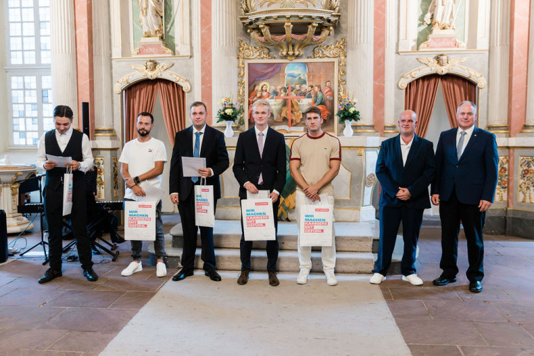 Bau-Innung Ehrung oder Preisverleihung in einer Kirche Gruppenfoto einer Bau-Innung bei einer Ehrung oder Preisverleihung in einer Kirche