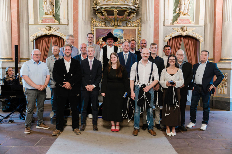 Ehrung der Innungsbesten – Auszeichnung der besten Auszubildenden Gruppenfoto der Ehrung der Innungsbesten in einer festlichen Umgebung