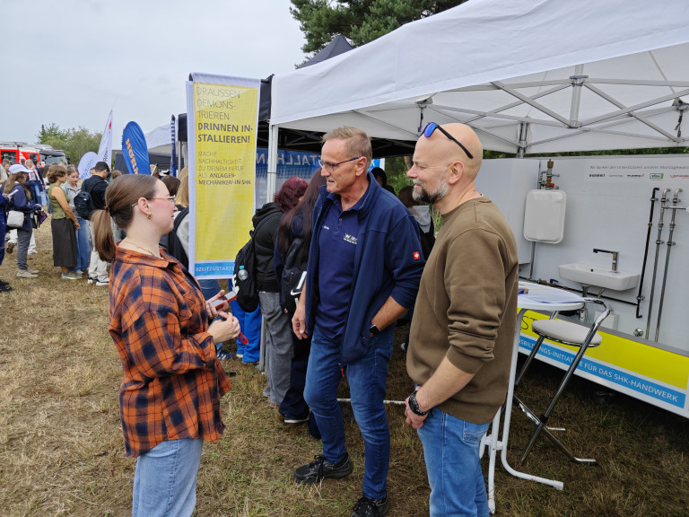 Berufsmesse: Informationsstand für Anlagenmechaniker SHK und Gespräche mit Besuchern Berufsmesse Stand für Anlagenmechaniker SHK mit Interessenten im Gespräch