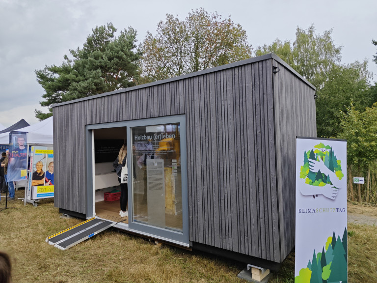 Zimmerer Holzbau Ausstellung: Modernes Holzhaus mit nachhaltiger Bauweise erleben Moderner Holzbau von Zimmerern auf einer Ausstellung mit dem Motto 'Holzbau erleben'