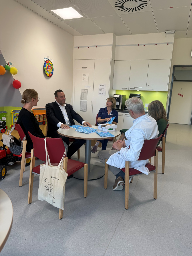Teamgespräch im Aufenthaltsraum der SKBS mit medizinischem Personal und Mitarbeitenden Besprechung im Aufenthaltsraum der SKBS mit Ärzten und Mitarbeitern