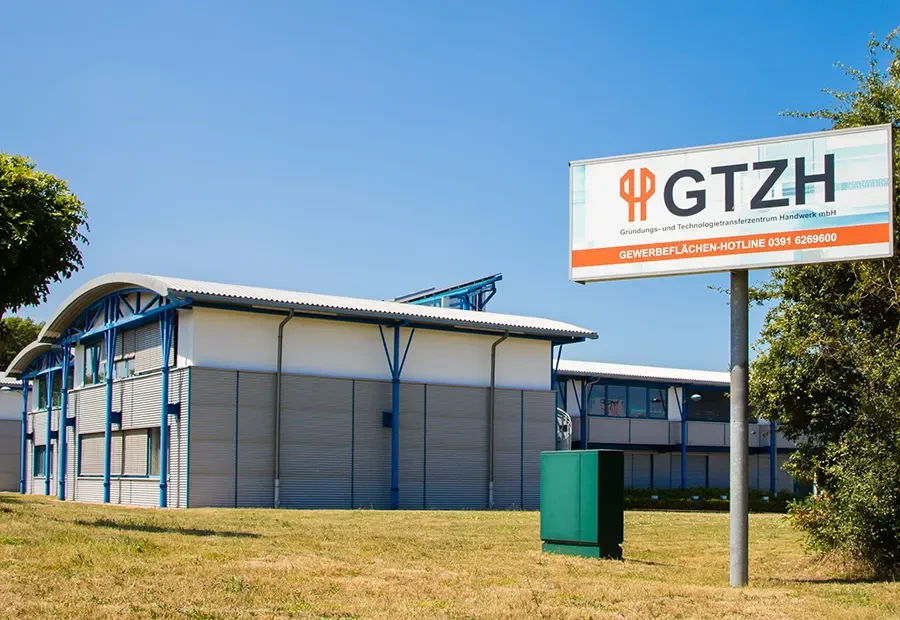 GTZH Gründungs- und Technologietransferzentrum Halle Gebäude mit Firmenschild bei sonnigem Wetter