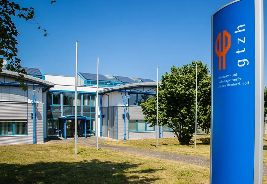 Außenansicht des Gebäudes des Gründungs- und Technologiezentrums Hildesheim (GTZH) bei sonnigem Wetter